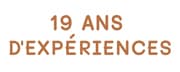 Texte brun indiquant "19 ANS D'EXPÉRIENCES" sur fond blanc.