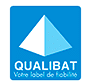 Logo Qualibat bleu : pyramide blanche et bleu clair, avec le texte "QUALIBAT Votre label de fiabilité" en blanc.