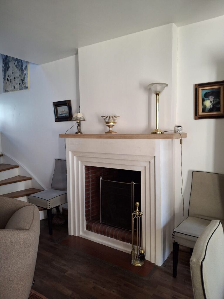 Cheminée en staff à l'ésthétique moderne et lignes épurées